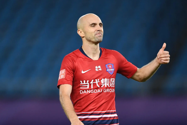 中超外援阿德里安曾經親身經歷過手球爭議事件